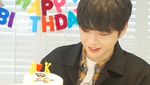 Bertambah Usia, Ini Pose Menggemaskan Kang Daniel dengan Kue Ulang Tahun