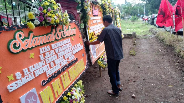 Karangan bunga ucapan selamat untuk pasangan calon di Pilbup Pangandaran.
