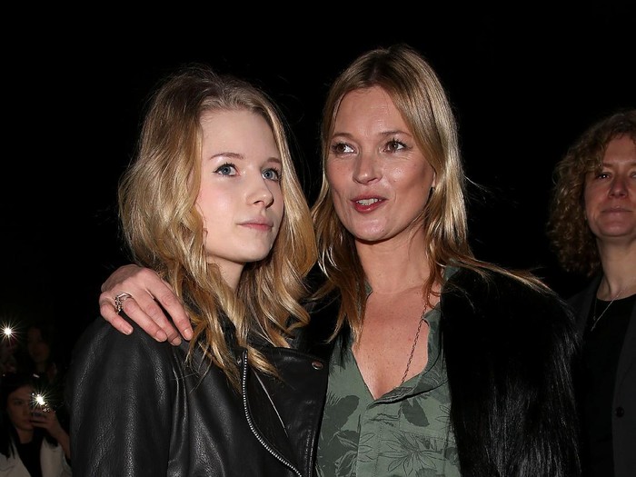 Kate Moss dan Lottie Moss LONDON, ENGLAND - FEBRUARY 16: Kate Moss and sister Lottie Moss attends the Topshop Unique show at London Fashion Week AW14 at Tate Modern on February 16, 2014 in London, England (Photo by Danny E. Martindale/Getty Images)