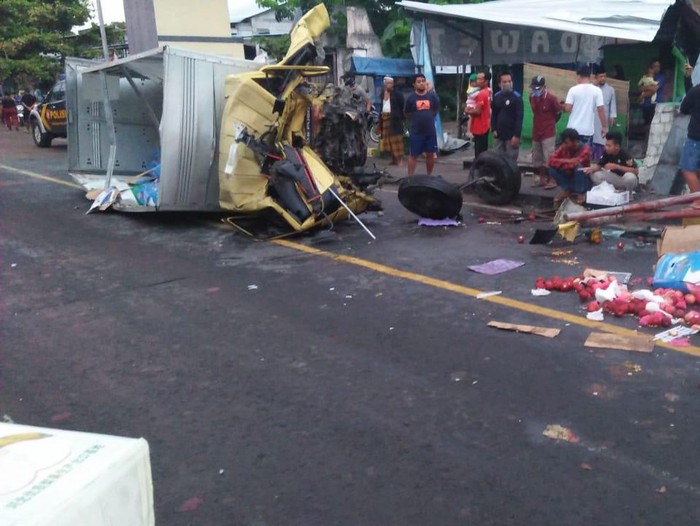 Sebuah truk boks menabrak pembatas jembatan di Jalur Madiun-Ponorogo. Tidak ada korban jiwa dalam kecelakaan tersebut namun truk itu ringsek.