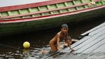 Potret Keceriaan Anak Pesisir Pantai Bantanan Saat Main Bola