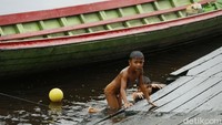 Anak-anak di permukiman tersebut, memang lebih senang bermain di air sungai Bantanan.  