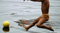 Kendati terkesan seadanya, permainan bola mereka berlangsung cukup seru.  