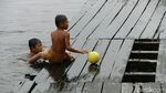 Potret Keceriaan Anak Pesisir Pantai Bantanan Saat Main Bola