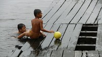 Masing-masing anak berkejar-kejaran memperebutkan bola ke mana saja ia bergulir.  