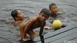 Potret Keceriaan Anak Pesisir Pantai Bantanan Saat Main Bola