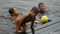Anak-anak, seberat apapun kehidupan mereka, tetap butuh bermain.  