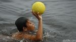 Potret Keceriaan Anak Pesisir Pantai Bantanan Saat Main Bola