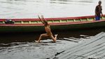 Potret Keceriaan Anak Pesisir Pantai Bantanan Saat Main Bola