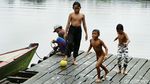 Potret Keceriaan Anak Pesisir Pantai Bantanan Saat Main Bola