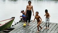 Menghilangkan kejenuhan di masa pandemi COVID-19, sejumlah anak bermain bola di sungai Bantanan.  