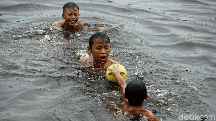 Keterbatasan lahan di wilayah sungai Bantanan, Kecamatan Galing, Sambas, menyebabkan terbatasnya fasilitas olahraga.