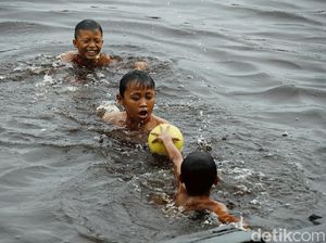 Potret Keceriaan Anak Pesisir Pantai Bantanan Saat Main Bola