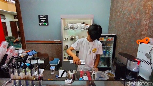 Tentunya teh di Kedai RomanTEAka ini merupakan single origin atau teh asli, bukan teh celup maupun teh bubuk yang biasa ada di rumah. Tentunya teh di Kedai RomanTEAka ini merupakan single origin atau teh asli, bukan teh celup maupun teh bubuk yang biasa ada di rumah.
