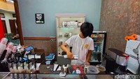 Tentunya teh di Kedai RomanTEAka ini merupakan single origin atau teh asli, bukan teh celup maupun teh bubuk yang biasa ada di rumah. 