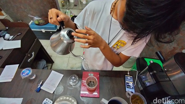 Bagi Anda yang merupakan tea addict tentu tidak asing dengan jenis-jenis teh single origin tersebut. Namun tidak sedikit juga masyarakat Kuningan yang belum mengenal teh single origin. Bagi Anda yang merupakan tea addict tentu tidak asing dengan jenis-jenis teh single origin tersebut. Namun tidak sedikit juga masyarakat Kuningan yang belum mengenal teh single origin.