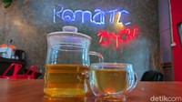 Teh single origin yang ada di Kedai RomanTEAka saat ini berasal dari daerah-daerah penghasil teh seperti Bandung dan Jawa Tengah.