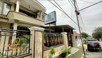 Ini kedai teh yang baru buka di Kuningan, Jawa Barat. Namanya Kedai RomanTEAka.