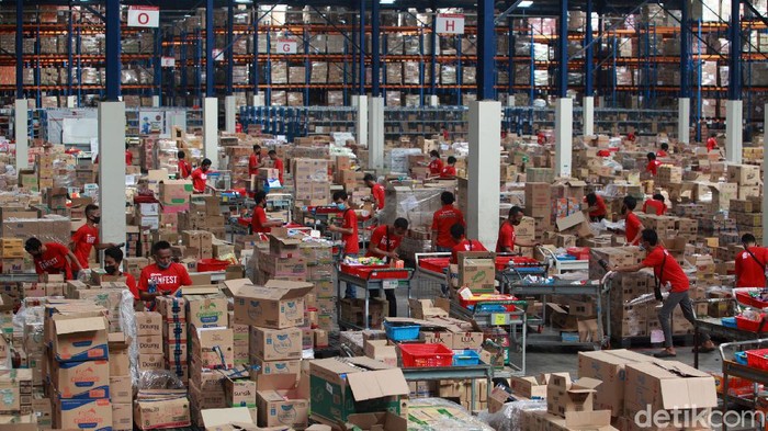 Jelang hari belanja online nasional (Harbolnas) yang jatuh pada Sabtu (12/12) besok, sejumlah e-commerce terlihat sibuk luar biasa. Penasaran?