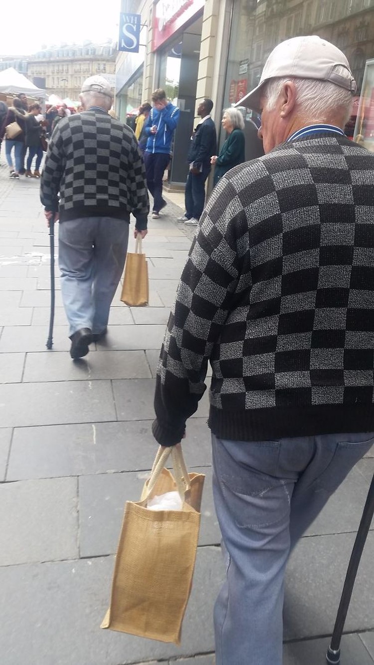 Glitch in the Matrix sering disebut menjadi tanda kita hidup dalam sebuah simulasi. Berikut ini foto yang bikin merinding.