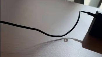 Dari bayangannya, harusnya kabel itu berbelit. Foto: icanbenormaltoo via reddit