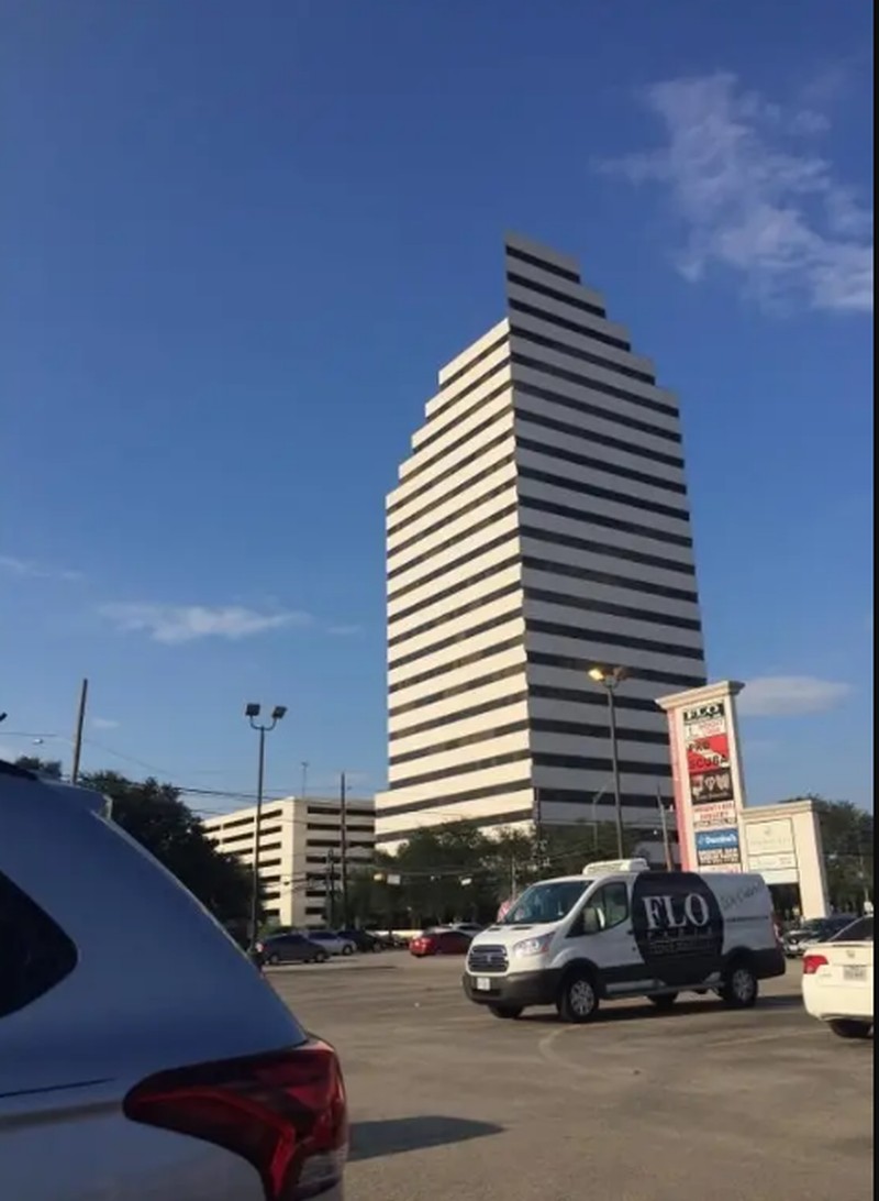 'Glitch in the Matrix' sering disebut menjadi tanda kita hidup dalam sebuah simulasi. Berikut ini foto yang bikin merinding.