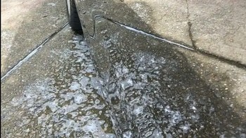 Kalau ini mungkin karena mobil ini berhasil dicuci dengan bersih hingga kinclong -- atau glitch in the matrix? Foto: Tittzo via reddit