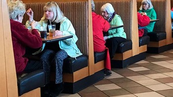 Seperti hadir dari generasi yang berbeda. Foto: cameronmross via Bored Panda