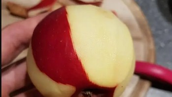 Apel ini terkupas secara aneh, terlihat pixelated ya? Foto: universe-atom via reddit  