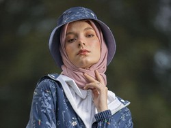 10 Koleksi Busana Muslim Ria Miranda Bergaya Klasik Hingga Tema Liburan
