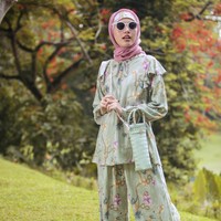 Ria Miranda merilis dua koleksi sekaligus di akhir tahun. Busana pertama merupakan koleksi liburan atau resort dan yang kedua menghadirkan busana muslim gaya klasik untuk 2021. Foto: dok. Ria Miranda