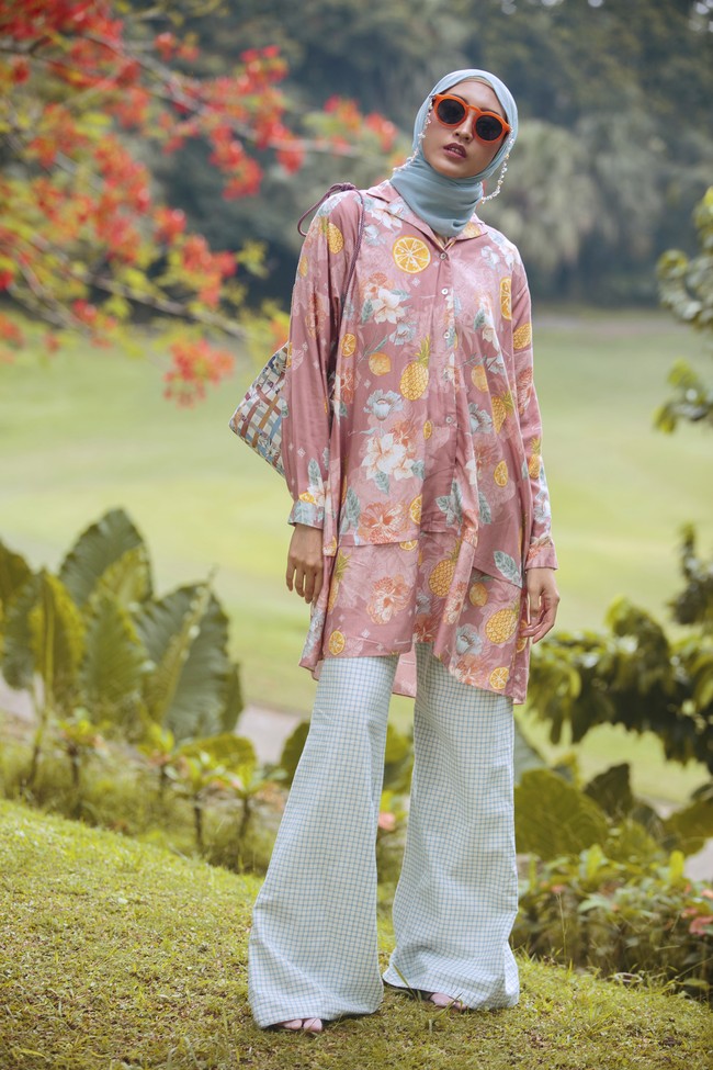 Ria Miranda merilis dua koleksi sekaligus di akhir tahun. Busana pertama merupakan koleksi liburan atau resort dan yang kedua menghadirkan busana muslim gaya klasik untuk 2021. Foto: dok. Ria Miranda