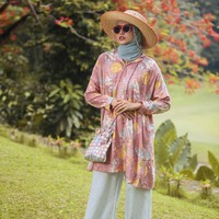 Ria Miranda merilis dua koleksi sekaligus di akhir tahun. Busana pertama merupakan koleksi liburan atau resort dan yang kedua menghadirkan busana muslim gaya klasik untuk 2021. Foto: dok. Ria Miranda