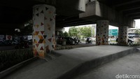 Taman bermain skateboard atau skatepark itu berada tepat di kolong jembatan Tol JORR Jati Warna.