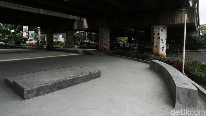 Pemerintah Kota Bekasi membangun taman bermain skateboard atau skatepark di bawah kolong jembatan Tol JORR Jati Warna.