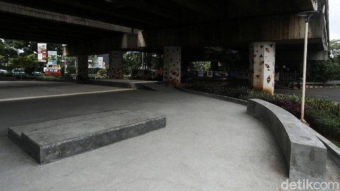 Kolong Tol JORR Jati Warna Kini Jadi Skatepark Pemerintah Kota Bekasi membangun taman bermain skateboard atau skatepark di bawah kolong jembatan Tol JORR Jati Warna.