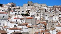 Yang ini namanya Monte SantAngelo di Puglia. Dijuluki Benteng Putih, desa ini punya dua situs warisan dunia UNESCO, lo.  (Asosiasi I Borghi Piu Belli dItalia)