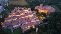 Ini Montechiarugolo di Emilia Romagna, desa penghasil keju Parmigiano Reggiano. Katanya warna bendera Italia lahir dari sini. (Asosiasi I Borghi Piu Belli dItalia)