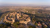 Bentuknya seperti ular yang melingkar, inilah desa Lucignano di Tuscany. Konon, dulu ibu-ibu yang tidak bisa mengeluarkan ASI harus berkumpul di sebuah sumur di tengah desa dan minum airnya agar bisa memberi ASI bagi bayi mereka. (Asosiasi I Borghi Piu Belli dItalia)