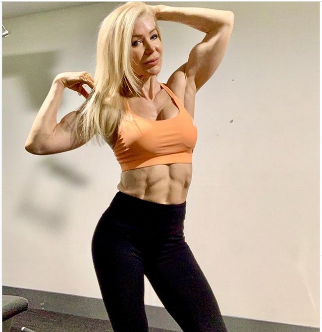 Beginilah penampakan tubuh Lesley yang bikin iri kaum muda. Lesley punya tubuh berotot ini tentu saja dengan usaha. Foto: dok. Instagram