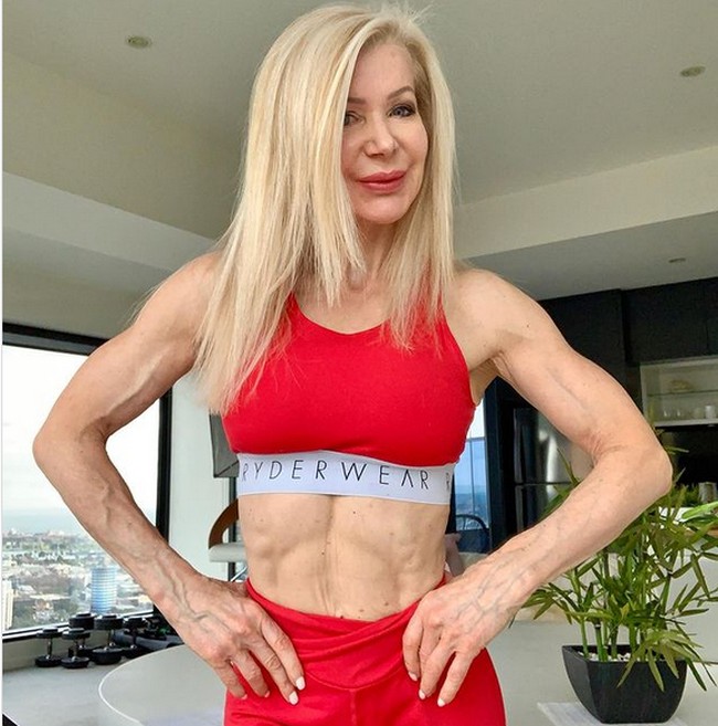 Passion-nya dengan olahraga dimulai di usia 40-an. Selama 10 tahun terakhir ini, Lesley telah memenangkan 30 penghargaan fitnes. Foto: dok. Instagram