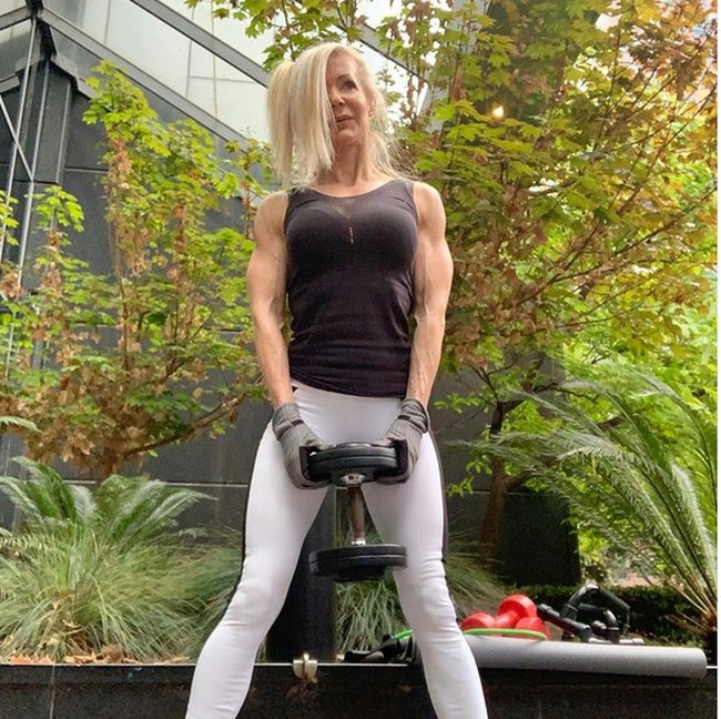 Wanita yang juga seorang binaragawan itu setiap harinya latihan angkat beban. Olahraga telah menjadi bagian dari hidupnya.  Foto: dok. Instagram