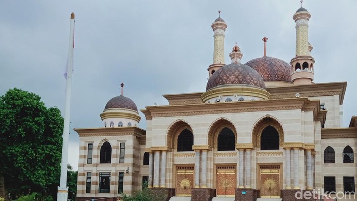 Masjid Agung Al Aqsha Klaten tempat aksi viral wanita turunkan dan buang bendera merah putih, Jumat (11/12/2020).