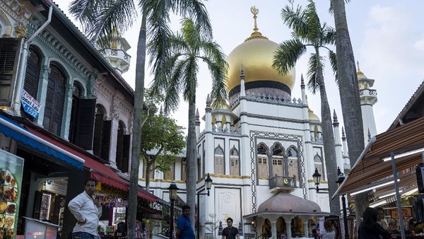 Kubah besar berwarna emas dengan beberapa menara di sekelilingnya menjadi cici khas Masjid Sultan. Ore Huiying/Getty Images. Kubah besar berwarna emas dengan beberapa menara di sekelilingnya menjadi cici khas Masjid Sultan. Ore Huiying/Getty Images.