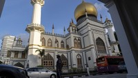 Layaknya Singapura yang multikultural, Masjid Sultan sarat akan nuansa India, Persia, dan Islam dengan ciri khas kubah besar serta menara. Ore Huiying/Getty Images.
