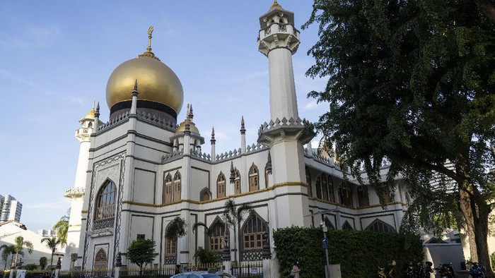Singapura tak hanya untuk wisata belanja saja. Kunjungi juga Masjid Sultan yang didirikan oleh Sultan Hussain Shah pada 1824 silam.