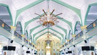 Layaknya masjid pada umumnya, tulisan kaligrafi dan ukiran bernuansa Islami menghiasi bagian dalam masjid termasuk pada sisi mihrab. Motif bunga dan geometris menjadi penghias masjid yang sangat indah. Istimewa/Have Halal Will Travel.