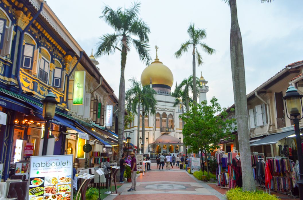 Bagi warga lokal, Masjid Sultan rasanya tak asing lagi. Kubahnya yang berwarna emas seperti menjadi ikon yang menghasi area Kampong Glam, salah satu daerah peranakan di Singapura.