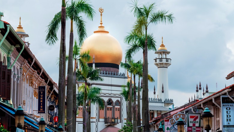 Bagi warga lokal, Masjid Sultan rasanya tak asing lagi. Kubahnya yang berwarna emas seperti menjadi ikon yang menghasi area Kampong Glam, salah satu daerah peranakan di Singapura.