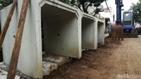 Beton-beton untuk saluran air telah disiapkan di sekitar lokasi. 